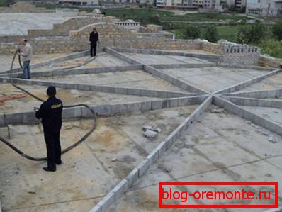 Разуклонку плоскої покрівлі за допомогою бетонної стяжки