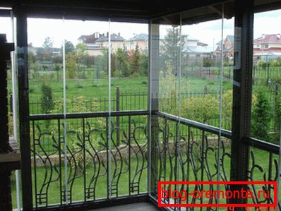 Безрамне скління с перилами из ковки
