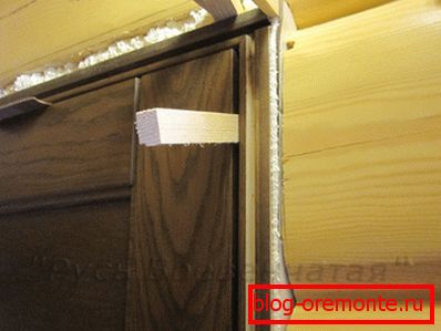 Закріплення дверної коробки за допомогою клинів