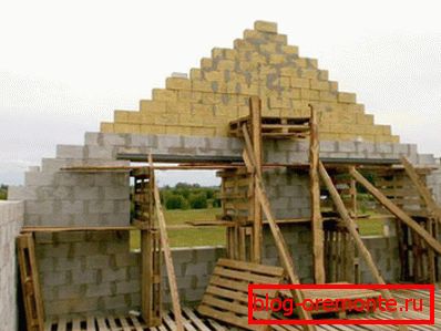 Будівництво фронтону з блоків