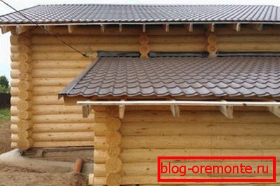 Баня з односхилим конструкцією даху, прибудована до будинку