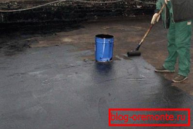 Нанесення на поверхню даху бітумної грунтовки