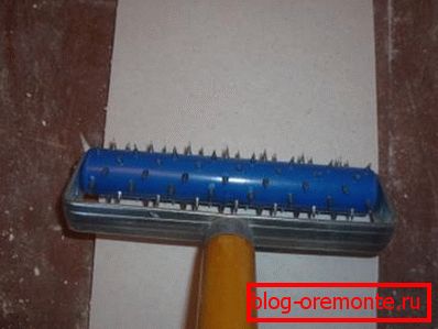 Проколюємо гіпсокартон голчастим валиком арочні дверні прорізи