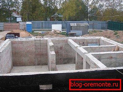 Бетонний фундамент з литим цоколем під будинок з піноблоку Бетонний фундамент з литим цоколем під будинок з піноблоку