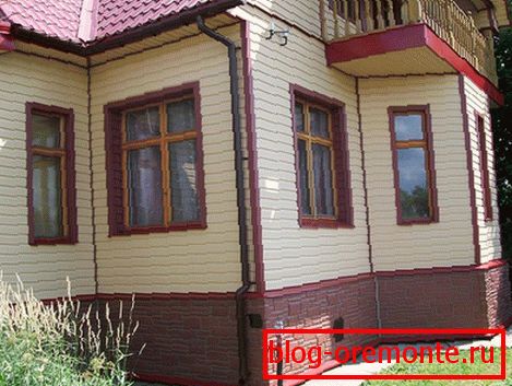 Бежевий сайдинг з червоною обробкою