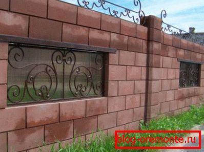 Блоковий паркан з ковкою Блоковий паркан з ковкою