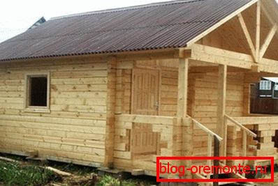 Брусові будинки можна встановлювати на палі, а конструкції з блоків вимагають міцної основи або наявності ростверку Брусові будинки можна встановлювати на палі, а конструкції з блоків вимагають міцної основи або наявності ростверку