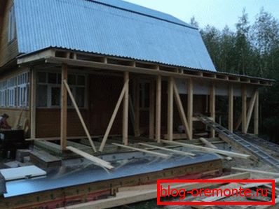 Найчастіше прибудови є продовженням будинку - криті приміщення, в яких можна влітку сховатися від дощу, а взимку випити чашечку чаю Найчастіше прибудови є продовженням будинку - криті приміщення, в яких можна влітку сховатися від дощу, а взимку випити чашечку чаю