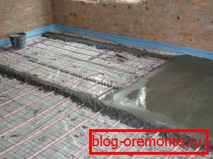 Надмірне додавання води, буде помітно відразу після вирівнювання, і може привести до появи тріщин навіть при підвищеному вмісті пластифікатора Надмірне додавання води, буде помітно відразу після вирівнювання, і може привести до появи тріщин навіть при підвищеному вмісті пластифікатора