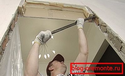 Демонтаж старої коробки з отвору Демонтаж старої коробки з отвору