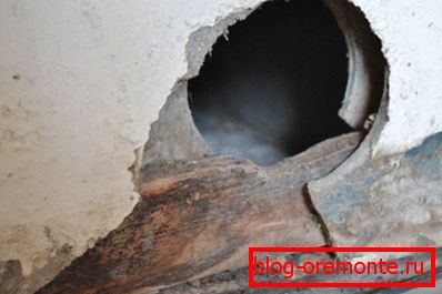 Тривалий контакт з водою не йде на користь матеріалу. На фото - перегородка між ванною і кухнею. Тривалий контакт з водою не йде на користь матеріалу. На фото - перегородка між ванною і кухнею.