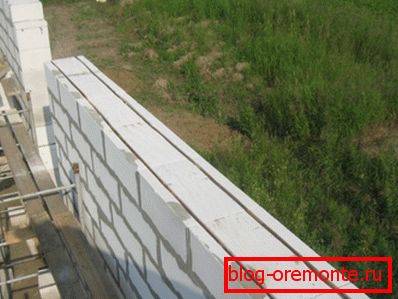 Дві нитки поздовжньої арматури закладені на відстані 60 мм від країв блоку. Дві нитки поздовжньої арматури закладені на відстані 60 мм від країв блоку.