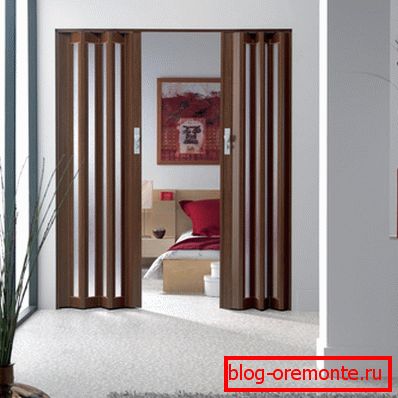 Двері-гармошка в домашньому інтер'єрі Двері-гармошка в домашньому інтер'єрі