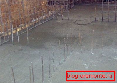 Електроди ставляться завчасно або встромляються в свіжозалитий розчин Електроди ставляться завчасно або встромляються в свіжозалитий розчин