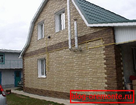 Фасад з вінілових панелей