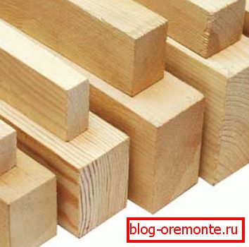 Фото брусів різного перетину. Неструганий брусок легким рухом руки перетворюється в акуратний брус Фото брусів різного перетину. Неструганий брусок легким рухом руки перетворюється в акуратний брус