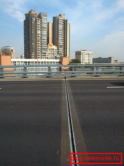 Фото компенсаційного шва в асфальтобетонної трасі Фото компенсаційного шва в асфальтобетонної трасі