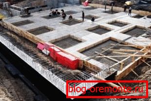 Фундамент в місці спорудження сходів повинен бути монолітний Фундамент в місці спорудження сходів повинен бути монолітний