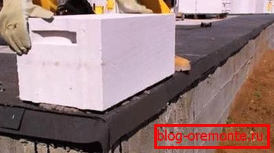 Газобетонний блок з легкістю укладає одна людина Газобетонний блок з легкістю укладає одна людина
