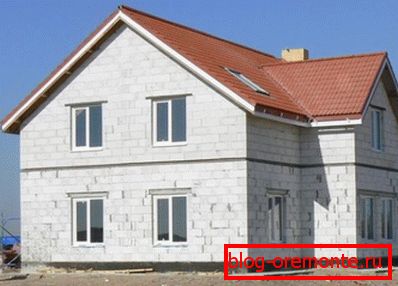 Готову будову навіть при якісної кладці варто додатково захистити від впливу вологи Готову будову навіть при якісної кладці варто додатково захистити від впливу вологи
