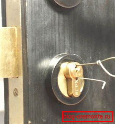 Відкриття замку гачком куди повинна відкриватися вхідні двері