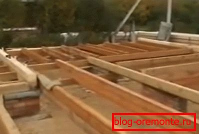 Лаги встановлюють до зведення стін Лаги встановлюють до зведення стін