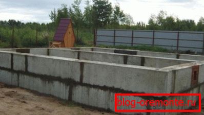 Стрічковий фундамент з ЖБ блоків Стрічковий фундамент з ЖБ блоків