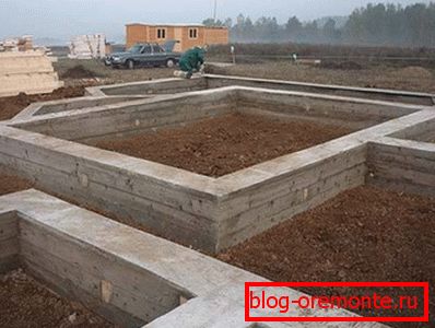 Стрічковий фундамент під будівництво дерев'яного будинку. Стрічковий фундамент під будівництво дерев'яного будинку.