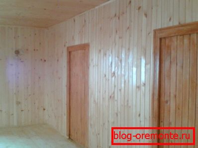 Найкраще всередині приміщення виглядає дерев'яна вагонка, але при бажанні можна використовувати панелі з ламінату Найкраще всередині приміщення виглядає дерев'яна вагонка, але при бажанні можна використовувати панелі з ламінату