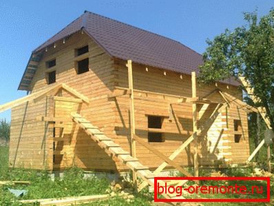 Любительське фото двоповерхового дерев'яного будинку з брусів з розмірами 9 на 9 Любительське фото двоповерхового дерев'яного будинку з брусів з розмірами 9 на 9