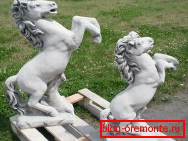 Любительське фото готових статуеток у вигляді коней, які виготовлені з бетону Любительське фото готових статуеток у вигляді коней, які виготовлені з бетону
