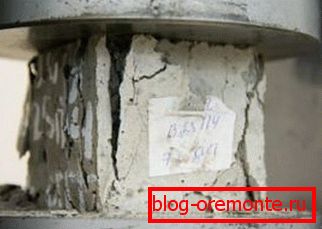 Любительське фото зразка, на якому проводять випробування міцності Любительське фото зразка, на якому проводять випробування міцності