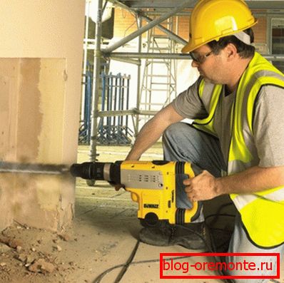 Любительське фото професійного перфоратора в роботі Любительське фото професійного перфоратора в роботі