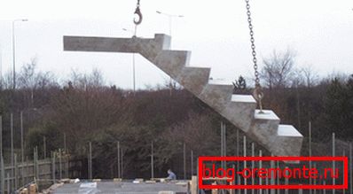 Марш піднімається краном за монтажні петлі. Марш піднімається краном за монтажні петлі.