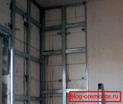 Металевий каркас під ГКЛ кріпиться на бетон Металевий каркас під ГКЛ кріпиться на бетон