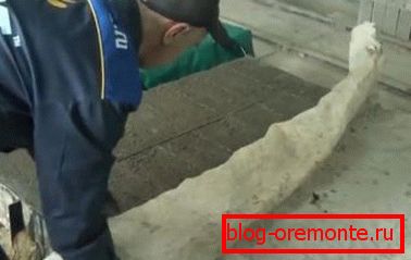 Багато настилають матеріал через дві-три доби, щоб цемент схопився скоринкою Багато настилають матеріал через дві-три доби, щоб цемент схопився скоринкою