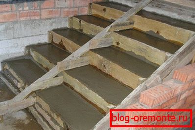 Монтаж бетонних ступенів в підвал Монтаж бетонних ступенів в підвал