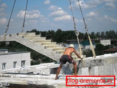 Монтаж сходового маршу. Виріб подається до місця монтажу в робочому положенні. Монтаж сходового маршу. Виріб подається до місця монтажу в робочому положенні.
