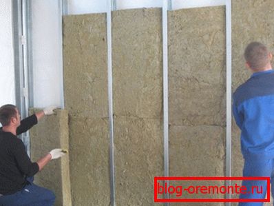Монтаж металевого каркаса і панелей мінеральної вати для перегородки з гіпсокартону. Монтаж металевого каркаса і панелей мінеральної вати для перегородки з гіпсокартону.