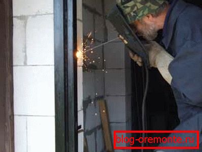 Приварювання металевих штирів до дверної коробки монтаж вхідних металевих дверей