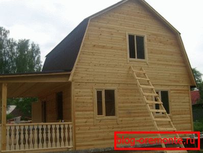 На фото - будинок з бруса з мансардою 6 * 8 На фото - будинок з бруса з мансардою 6 * 8