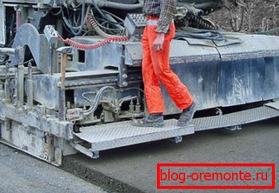 На фото - як застосовують асфальтобетонний гранулят На фото - як застосовують асфальтобетонний гранулят