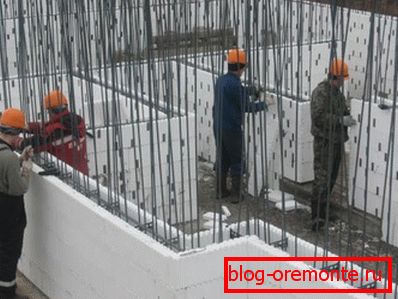 На фото - каркас залізобетонної стіни з незнімною опалубкою. На фото - каркас залізобетонної стіни з незнімною опалубкою.