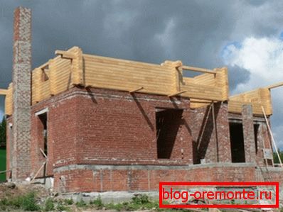 На фото - комбінований будинок в процесі будівництва. На фото - комбінований будинок в процесі будівництва.