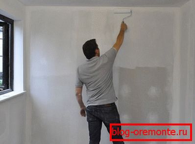 На фото - нанесення грунтовки на гіпсокартонні стіни На фото - нанесення грунтовки на гіпсокартонні стіни