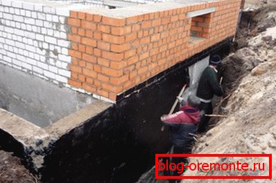 На фото - обробка фундаменту бітумною мастикою На фото - обробка фундаменту бітумною мастикою