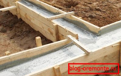 На фото - опалубка з будівельним розчином На фото - опалубка з будівельним розчином