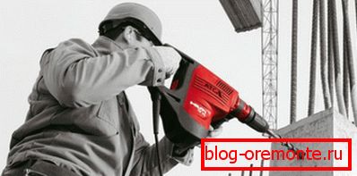 На фото - застосування професійного перфоратора На фото - застосування професійного перфоратора