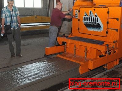 На фото - застосування вибропресса в ході ущільнення бетону На фото - застосування вибропресса в ході ущільнення бетону