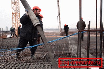 На фото - робота з бетоном в холодну пору року На фото - робота з бетоном в холодну пору року